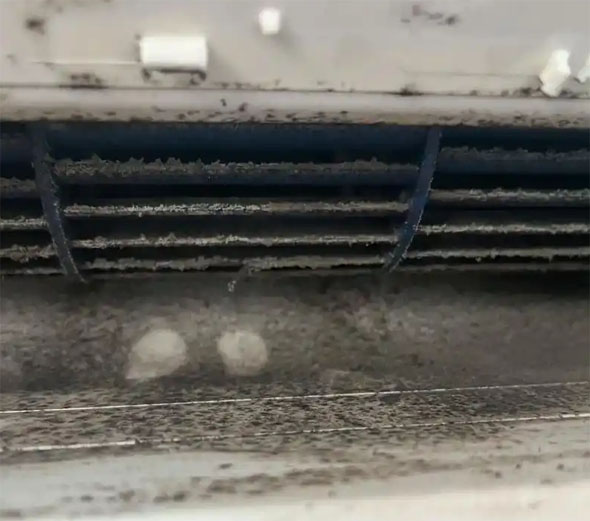 眉山市空调吹的风有股烧焦味是怎么回事